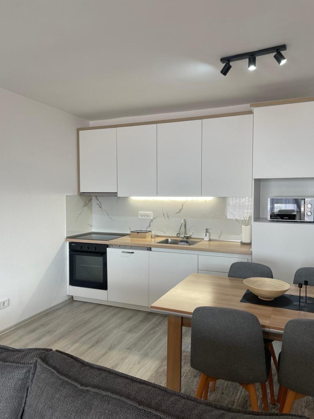 Apartment Prizreni-Free Private Parking מראה חיצוני תמונה